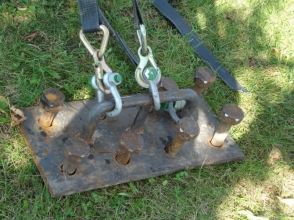 Anchor plates and ground pegs