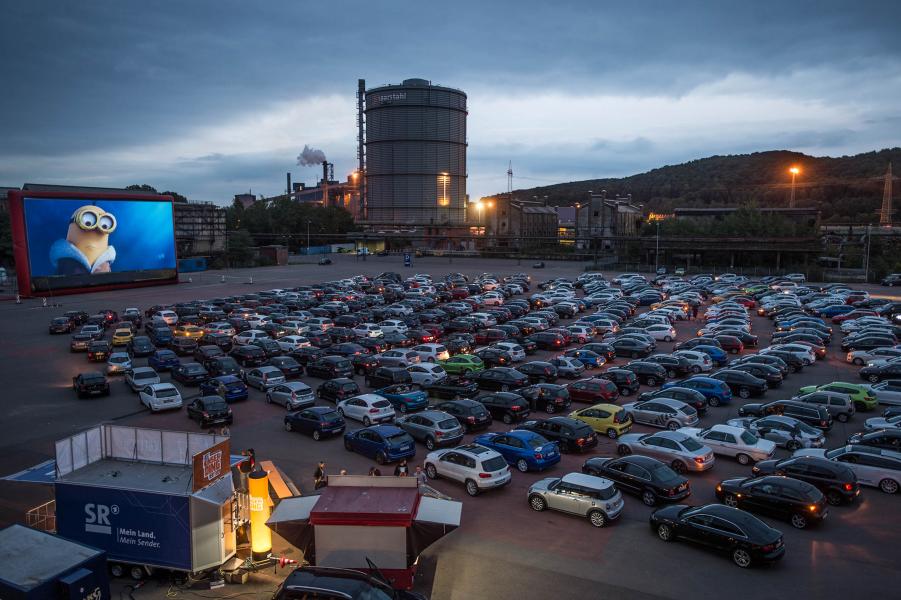 Mit Decke und Popcorn zum Autokino-Abend