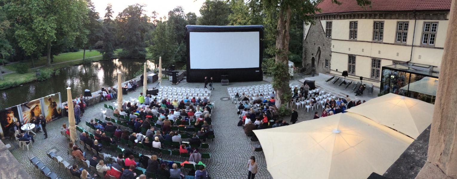 Kino im Innenhof von Schloss Strünkede